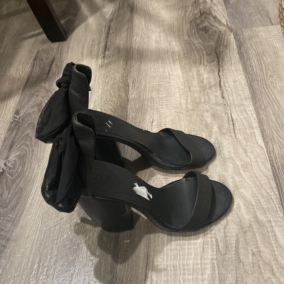 Women's UNIF Pyre Black Open Toed Heels Preowned Fair Condition US Size 9 - Picture 2 of 11